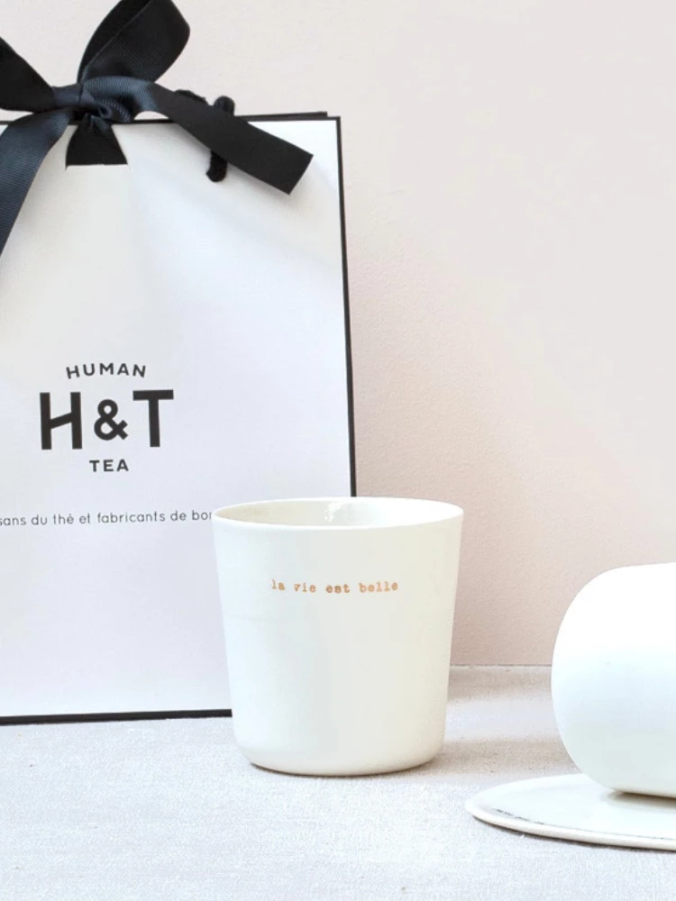 Tasse en porcelaine 350ml par Sophie Masson. Idéal pour vos pauses thé, supporte le chaud comme le froid et est un objet à la fois utile et décoratif.